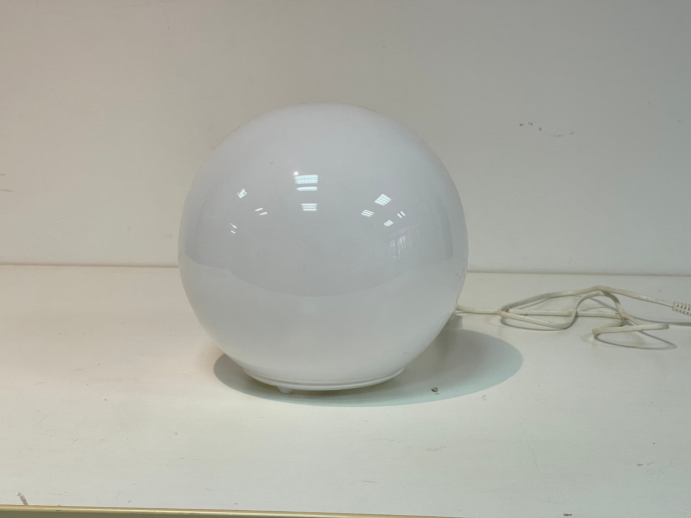 白色球型桌燈